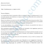 Une jeune femme souriante remet sa lettre de motivation pour un stage en crèche à une responsable.