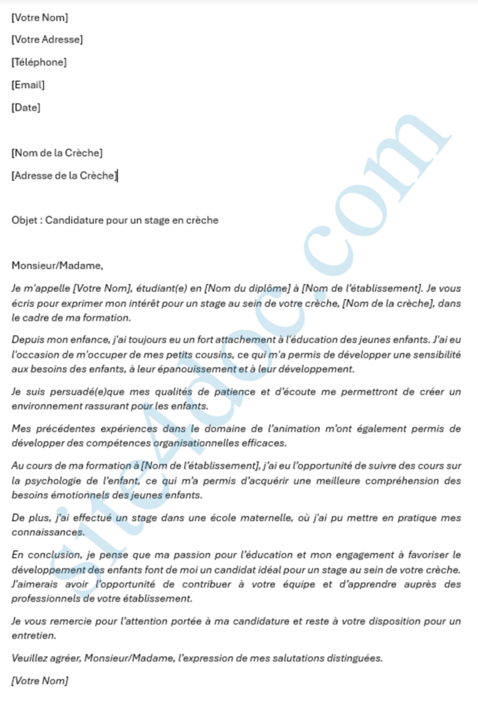 Une jeune femme souriante remet sa lettre de motivation pour un stage en crèche à une responsable.