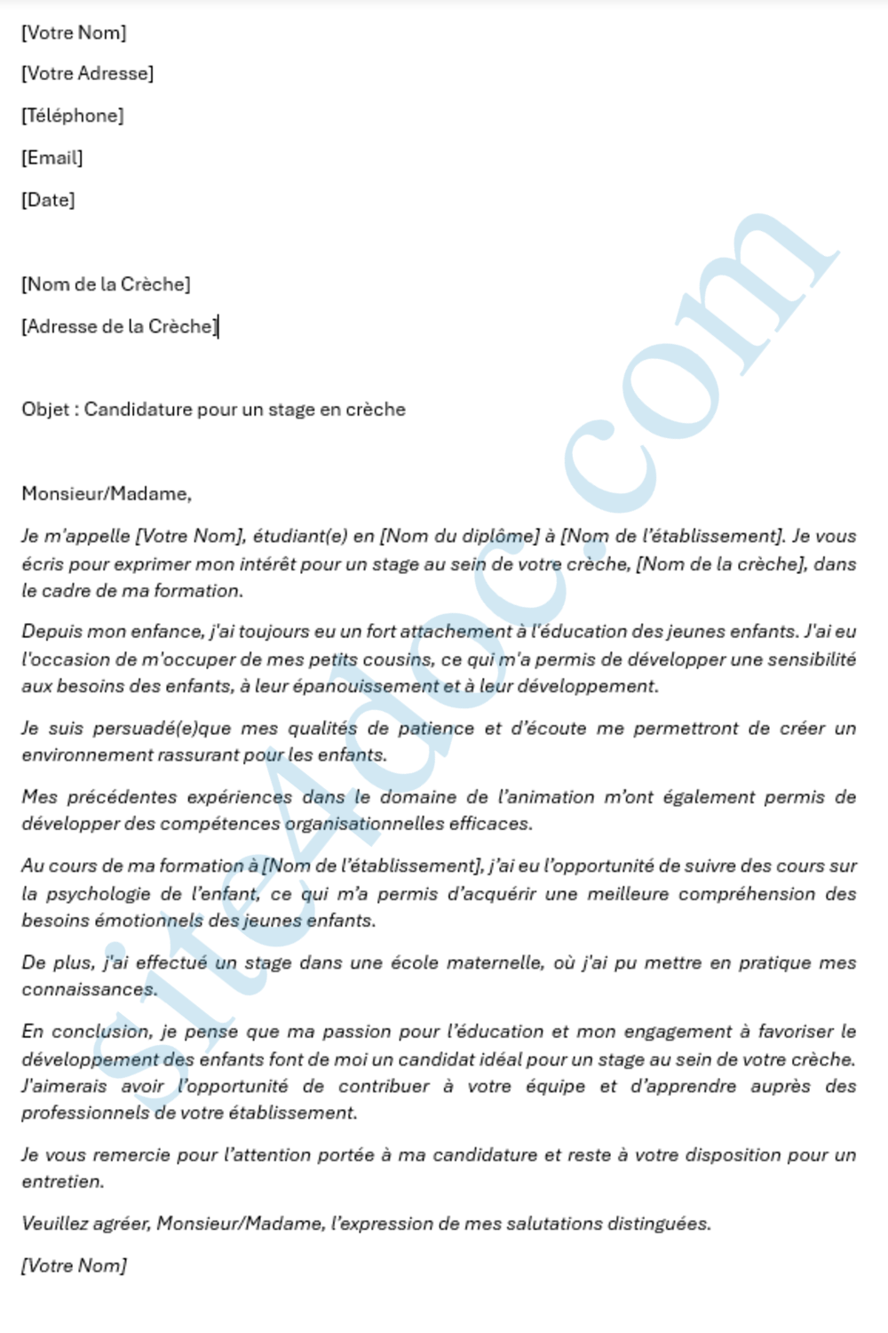 Une jeune femme souriante remet sa lettre de motivation pour un stage en crèche à une responsable.