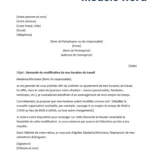 Illustration représentant un salarié en train de remplir une demande écrite pour un changement d'horaire de travail, avec un ordinateur et des documents.