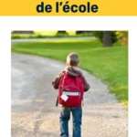 Une élève ou un parent en train de rédiger une demande écrite pour une sortie anticipée à l’école, avec un cahier ou un formulaire en main.