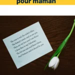 Image d’une mère souriante recevant une carte d’anniversaire écrite à la main par son enfant, dans un cadre chaleureux et familial.