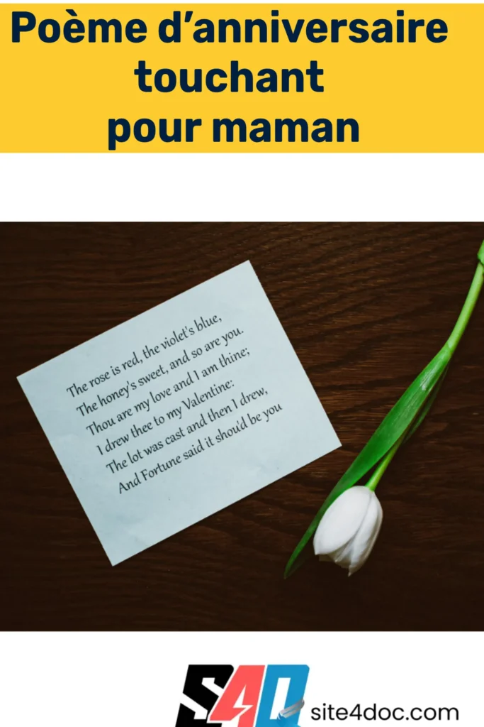 Image d’une mère souriante recevant une carte d’anniversaire écrite à la main par son enfant, dans un cadre chaleureux et familial.