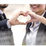 Deux personnes échangent un sourire et se tiennent par la main, symbolisant leur union dans le cadre d’un PACS, lors d’une célébration intime.