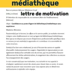 Jeune candidat rédigeant une lettre de motivation pour un poste d’agent de bibliothèque ou médiathèque sans expérience, illustrant la volonté d’apprendre et de servir le public.