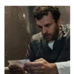 Personne écrivant une lettre manuscrite pour un détenu, avec des mots d'espoir et de soutien moral visibles.